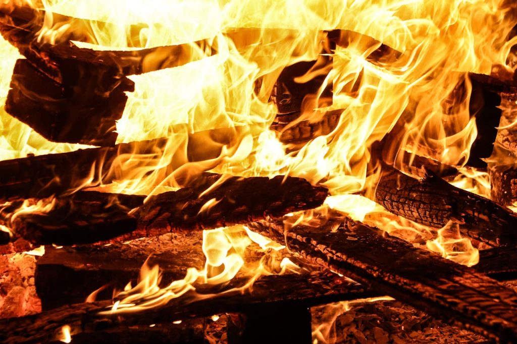 Feuerstelle im Garten für gemütliche Abende und warme Momente