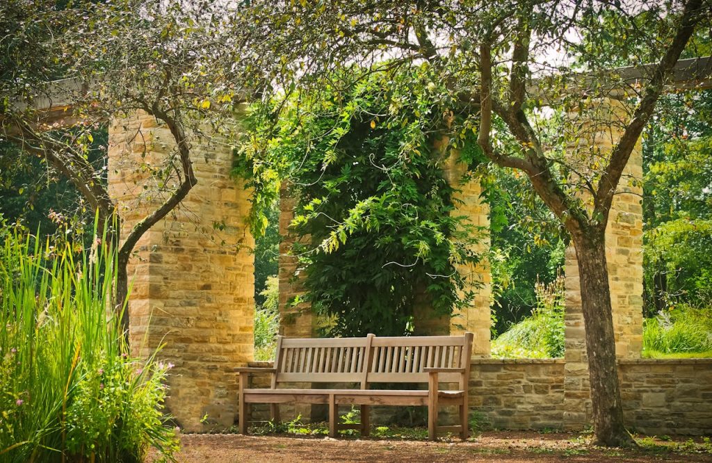Ein Gartenpavillon als Rückzugsort und Mittelpunkt im Grünen